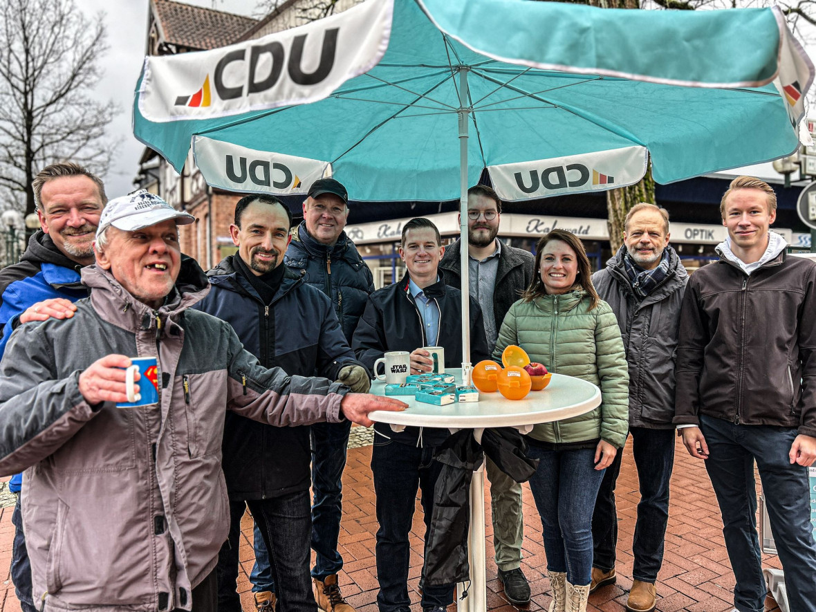CDU-Mitglieder und Besucher des Marktstandes in Munster