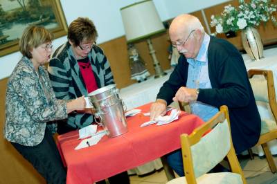 Diesmal eine leichte aber wichtige Aufgabe: Auszählen der Stimmen 
57 abgegeben, 
57 gültig, 
57 ja.