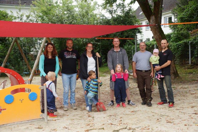 Auf dem Bild sieht man von Links nach Rechts die Familien FUHRMANN(Elternbeirat), 2+3 Pers. ROMBACH(Elternbeirat), ZIMMERMANN(Elternbeirat), SCHWARZ(Unternehmer) und FRIESE(Elternbeirat + Kandidat Stadtrat)