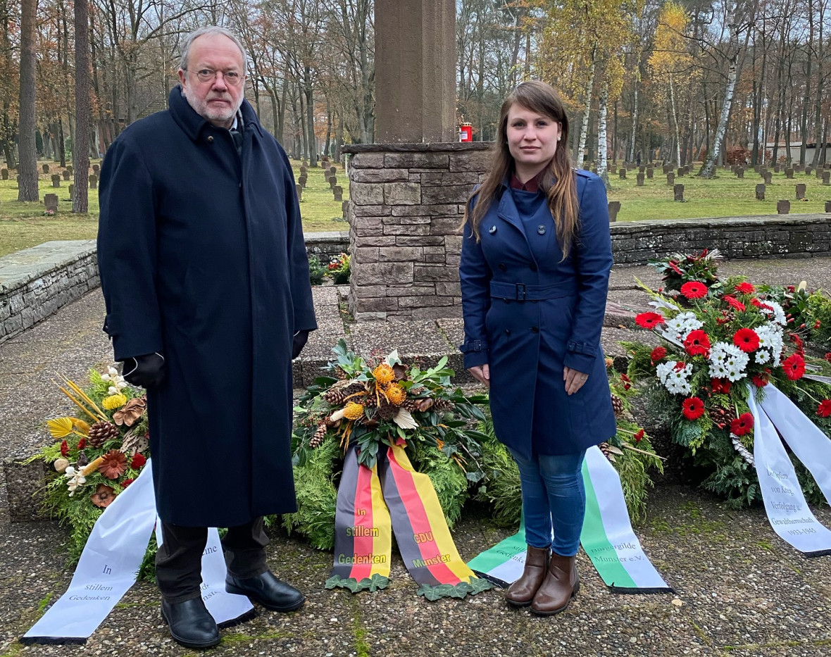 Stadtverbandsvorsitzende Sarah Kauffeld und der Ratsvorsitzende Gerd Engel am Ehrenmal auf dem Waldfriedhof 