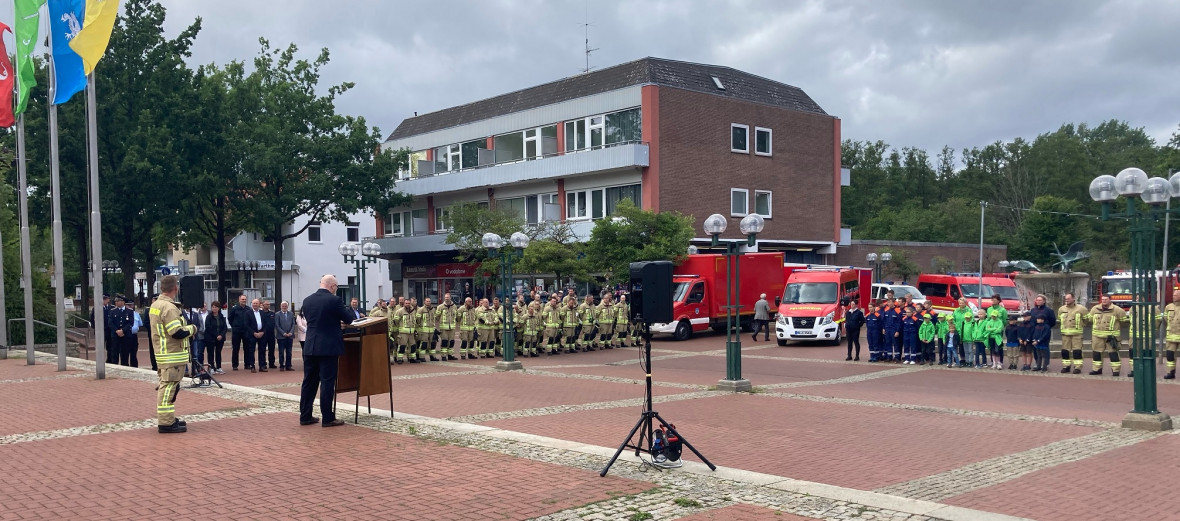 Brgermeister Grube bergibt die Fahrzeuge