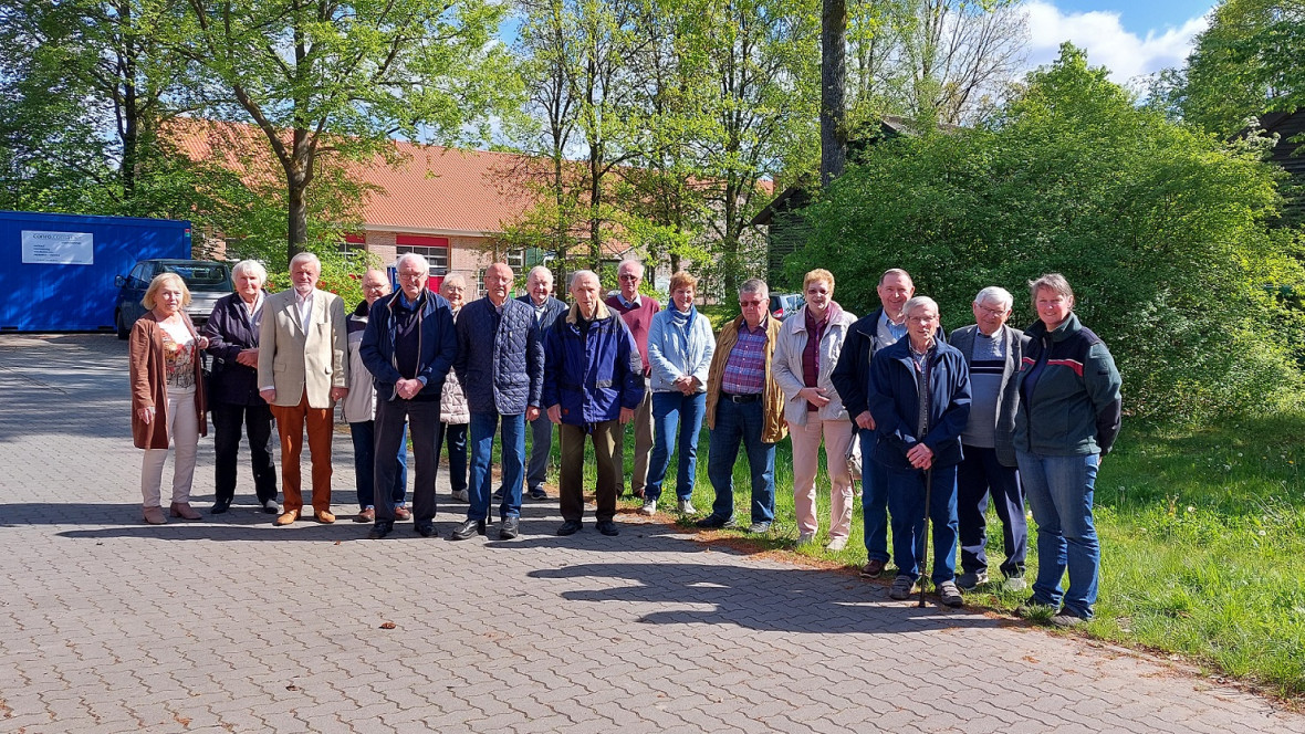 Foto: Mitglieder und Freunde der Senioren Union Munster-Bispingen wurden von der Leiterin des Waldpdagogigzenrums Oerrel (re.) ber die Saatzuchtberatungsstelle Oerrel unterrichtet.