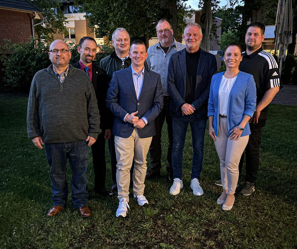 Foto: h.v.l. Felix Friese (Mitgliederbeauftragter), Dr. Wilko Sticken (Schriftfhrer), Peter Inselmann (stv Vorsitzender), Daniel Ratheike (Beisitzer) v.l.: Jens-Oliver Kaiser (Schatzmeister), Ren Buchterkirchen (stv Vorsitzender), Jrg Pankla (Vorsitz) 